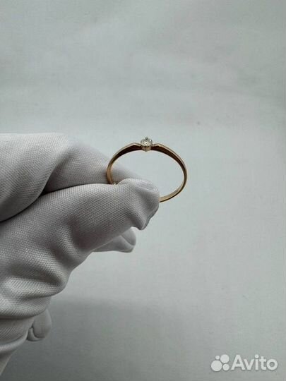 Кольцо с природным камнем Золото