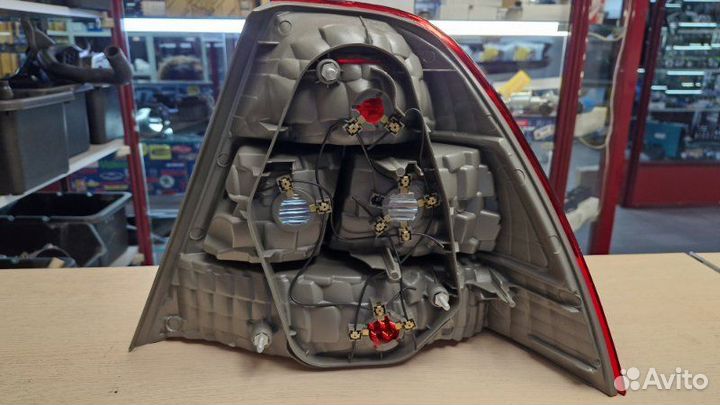 Фонарь задний задний левый Toyota Corolla NZE121