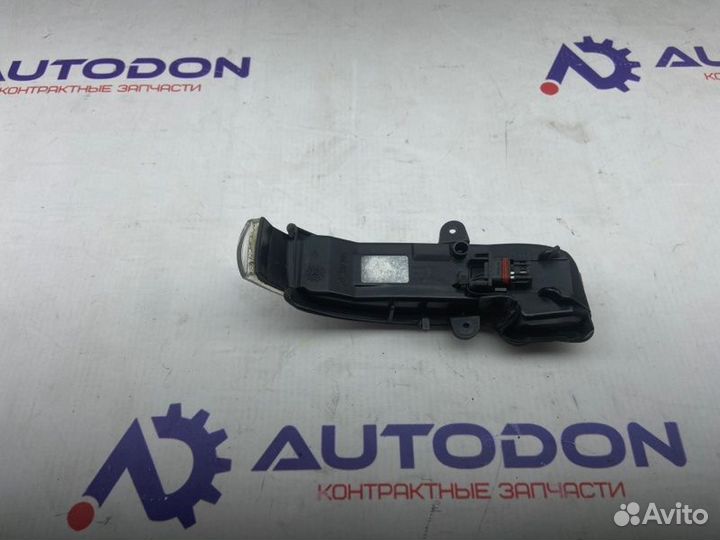 Повторитель поворота левый Mercedes E W211