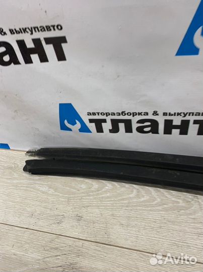 Молдинг стекла передний Opel Astra J A16XER 2010