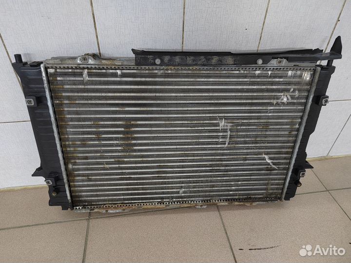 Радиатор охлаждения двигателя Audi 100 C4 2,6 АКПП