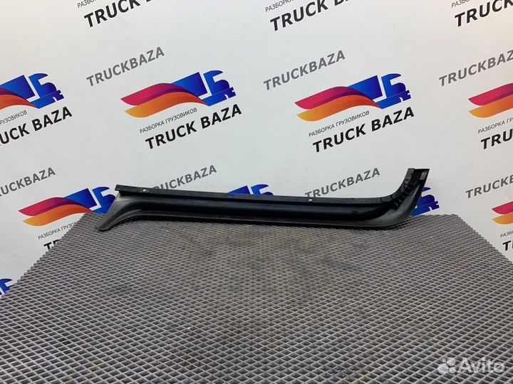 Накладка лобового стекла левая