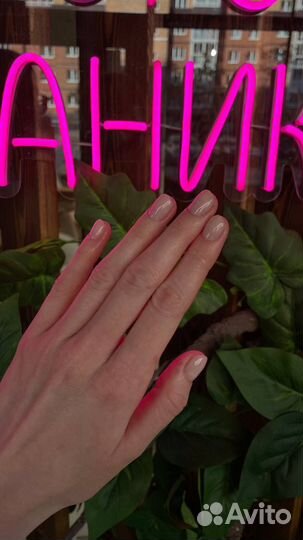 Модель на маникюр с покрытием гель-лак