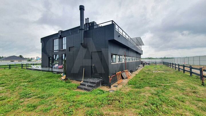 Коттедж 700 м² на участке 10 сот.