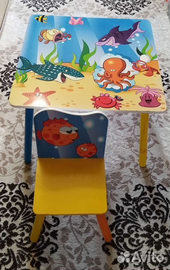 Детский письменный стол и стул