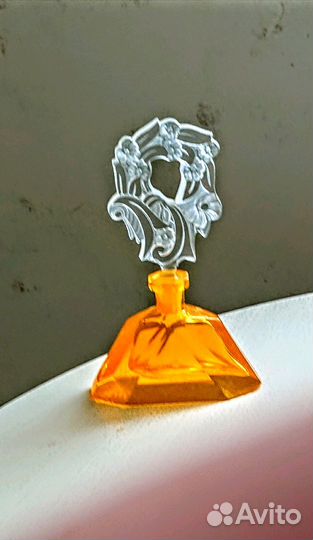 Антикварный парфюмерный флакон