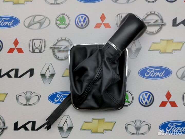 Кожух с ручкой МКПП Opel Zafira B