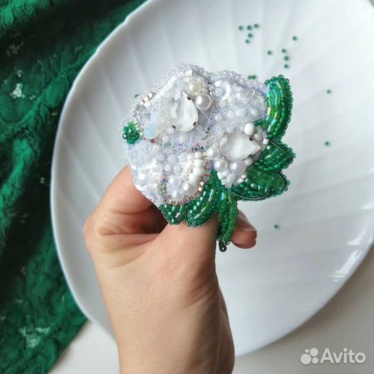 Брошь из бисера ручной работы 