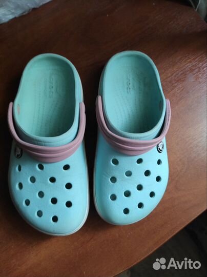 Пакетом босоножки сабо crocs