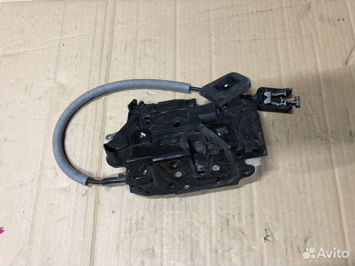 VW Polo sedan Замок передний правый