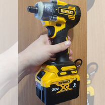 Аккумуляторный ударный гайковерт Dewalt