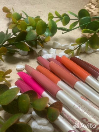 Карандаш для губ бордовый Me Now Generation II