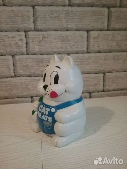 Товары для животных. Контейнер для кошачьего корма