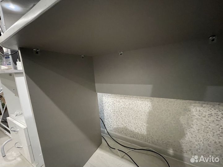 Угловой письменный стол с полками