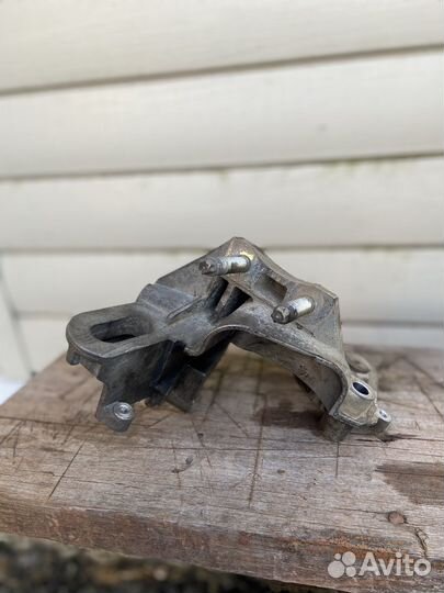 Кронштейн подушки двигателя Ford Focus 3 правый