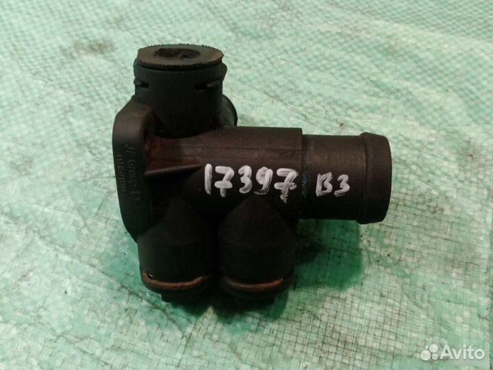 Фланец системы охлаждения Volkswagen Passat B3