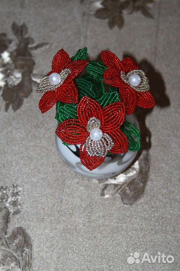 Цветы из бисера красные