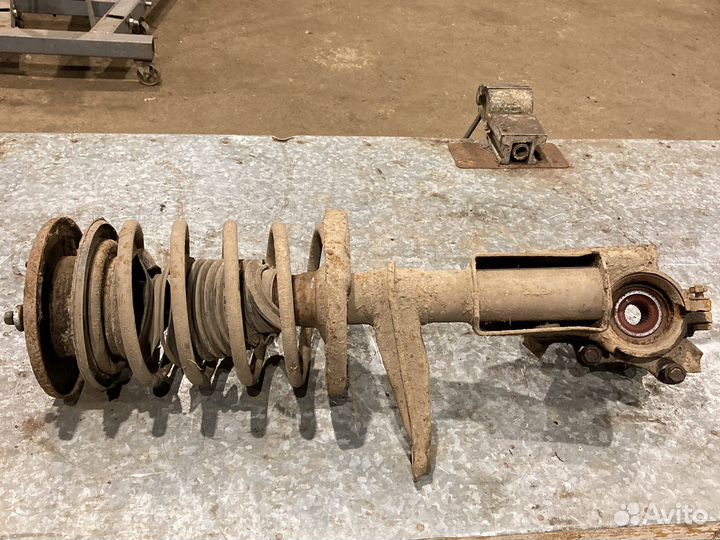 Передний правый поворотный кулак ауди 100 с3