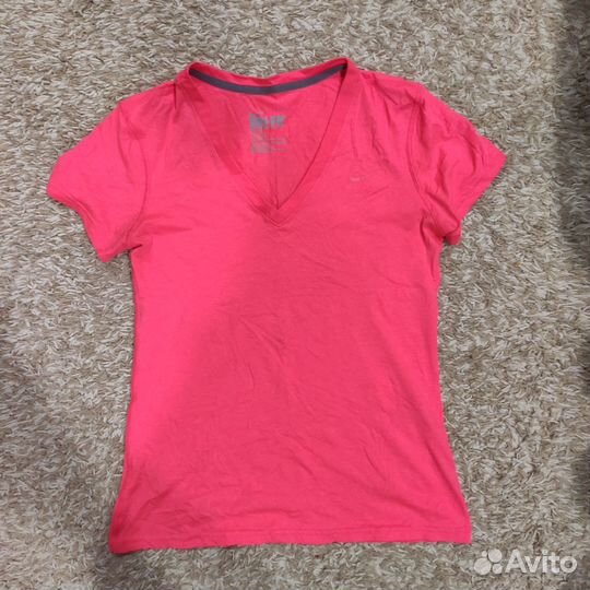 Оригинальные женские футболки Nike S и M размеров
