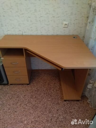 Компьютерный стол угловой