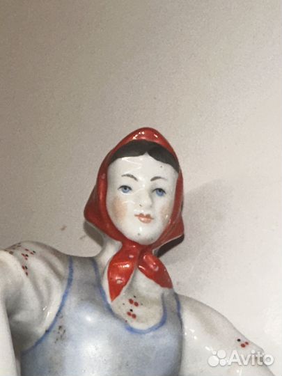 Фарфоровая статуэтка плясунья