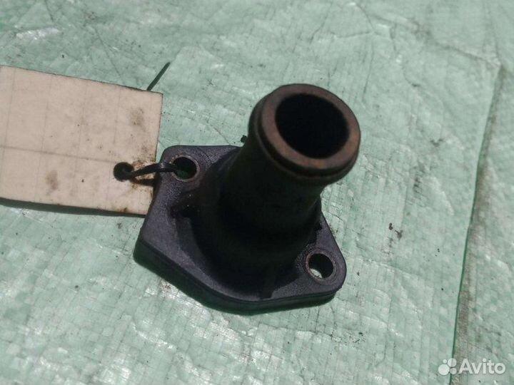 Фланец системы охлаждения Volkswagen Passat B3