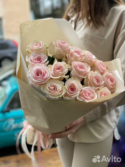 Стильный букет розы в крафте