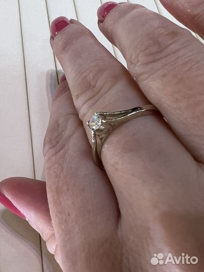 Золотое кольцо с бриллиантом 0,145 ct