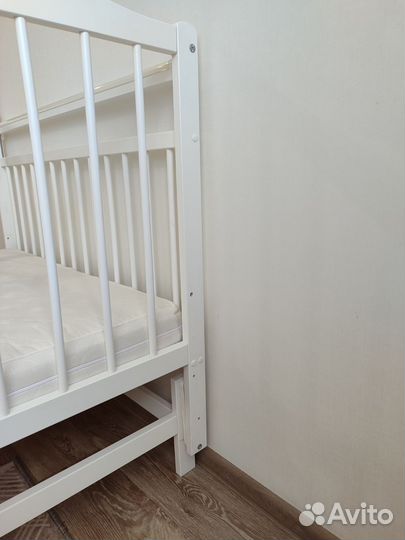 Детская кроватка с маятником белая