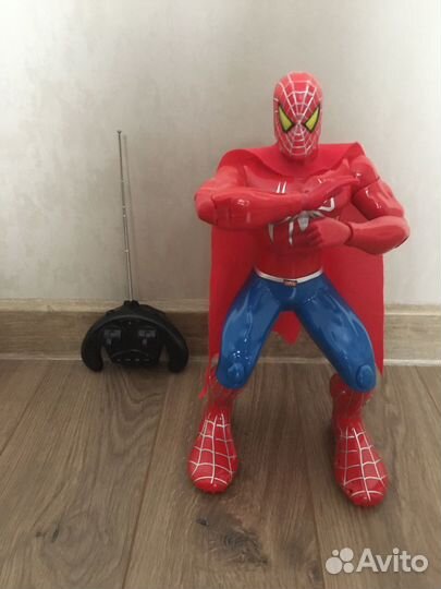 Робот человек паук на пульте управления