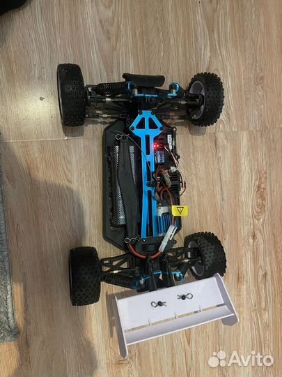 Гоночная машина на радиоуправлении (спортивная)