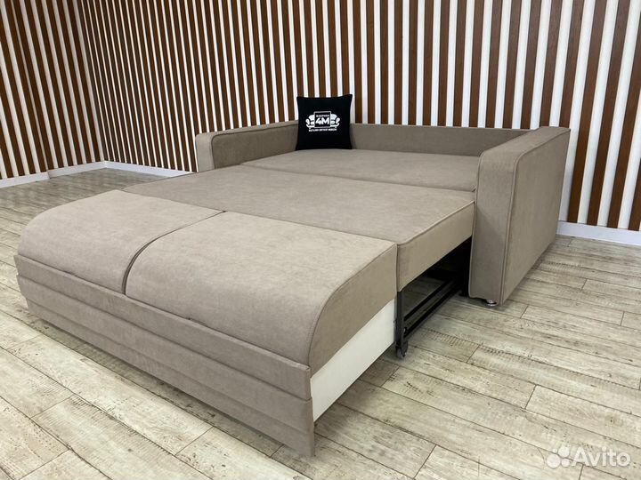 Небольшой диван на металлическом каркасе