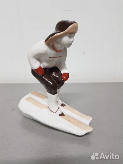 Статуэтка фарфоровая 