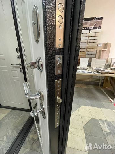 Дверь с зеркалом