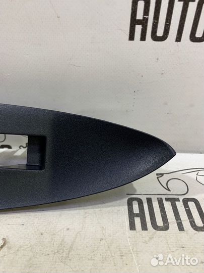 Накладка кнопки стеклоподъемника передняя правая