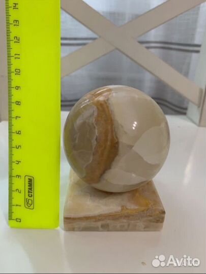 Шар на подставке из оникса