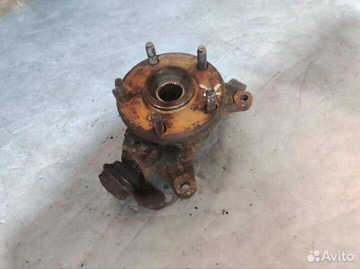 Кулак передний правый Toyota Avensis Verso 2001