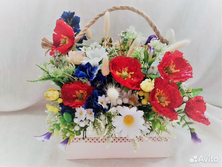 Корзинка с искусственными полевыми цветами
