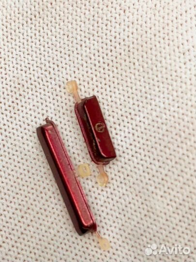 Samsung S5830 Wave Y. Боковые кнопки корпуса