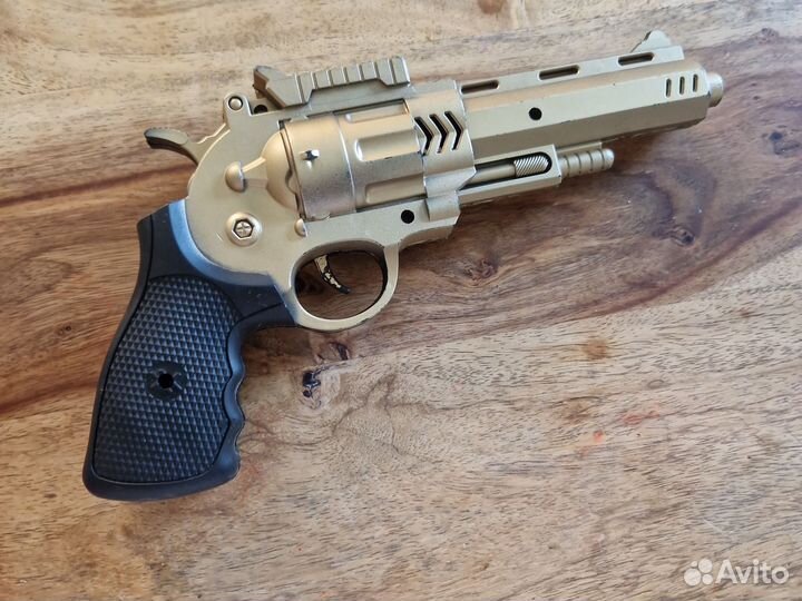 Детский игрушечный пистолет