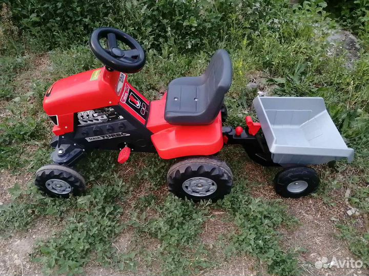 Детский трактор с педалями и кузовом