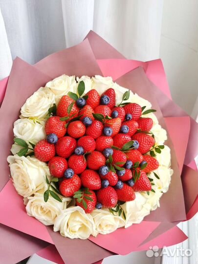 Клубничный букеты с цветами