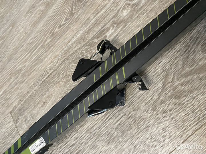 Лыжные ботинки и лыжи