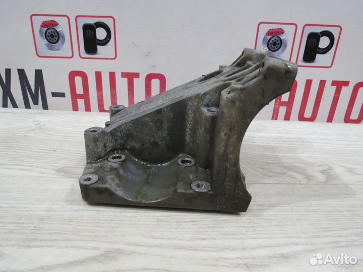 Кронштейн компрессора кондиционера Ford Focus 3