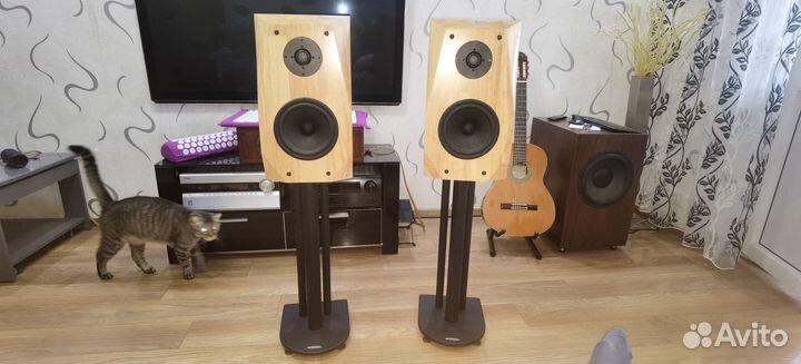 Стойки под полочную акустику