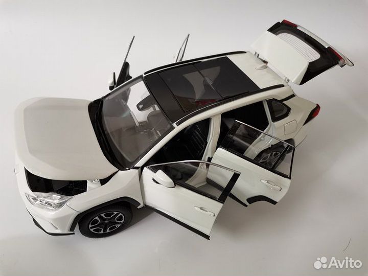 Модель Toyota RAV 4 в масштабе 1/18