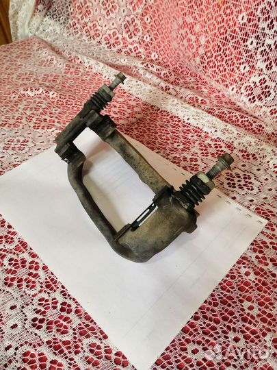 Скоба суппорта, передняя левая, опель мокка