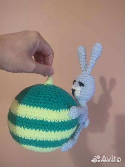 Вязаная игрушка Заяц на шаре