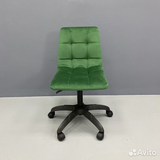 Стул на колесах и на ножках