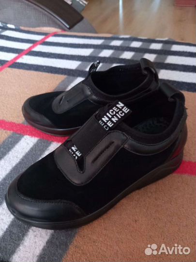 Кроссовки женские